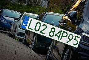 Tablice z zielonymi napisami na kolejnych autach. Nie chodzi o "elektryki"-143508