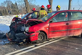 Czołowe zderzenie na DW631 w Górze. Dwie osoby trafiły do szpitala-143950