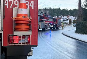 Pożar w Józefowie. Paliły się materiały wykończeniowe składowane w budynku