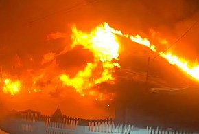 Groźny pożar w Krubinie. Spłonął dom, jedna osoba z poparzeniami...