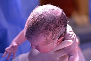 Rząd chce zmian w porodówkach. "Minimum dwa porody dziennie"