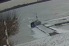 Jeździł autem po lodzie. Zniszczył pomost należący do LWOPR-u [WIDEO]
