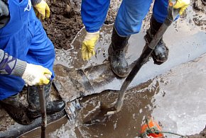 Legionowo: Przy Husarskiej pękła rura wodociągowa. Woda uszkodziła chodnik