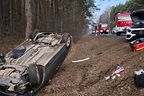 Wólka Radzymińska: Kolizja na DW631. Honda dachowała w rowie