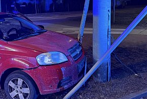 Nocna kolizja na Jagiellońskiej. Kierująca bez prawka, auto bez przeglądu i OC