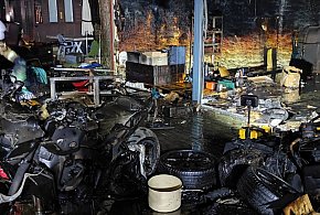 Pożar garażu w Komornicy. Spłonęło wyposażenie, ogniem zajął się też motocykl