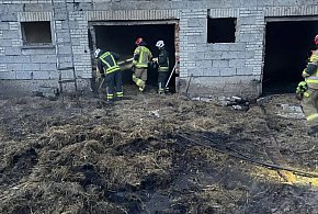 Pożar w Bożej Woli. W budynku gospodarczym paliło się siano