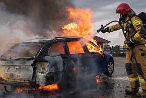 Wierzbica: Auto zapaliło się w czasie jazdy. Spłonęło prawie doszczętnie