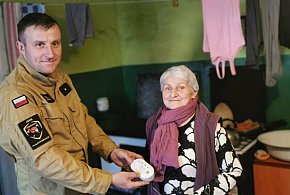 OSP i PSP wspólnie dla bezpieczeństwa. Czujki czadu i dymu trafiły do mieszk...