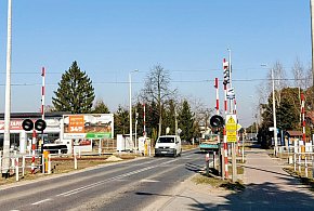 Michałów-Reginów: Trzy auta zderzyły się na DW632 przed przejazdem kolejowym