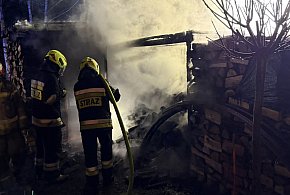 Pożar na ogródkach działkowych w Ryni. Spłonęła drewutnia