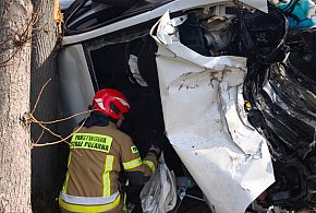 Groźne zdarzenie w Łajskach. Kierowca zakleszczony w aucie