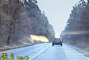 Nieoznakowany radiowóz policji w akcji. Piraci drogowi zatrzymani na DW632...