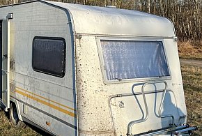 Tragiczne odkrycie w przyczepie kempingowej. W środku znaleziono ciało 43-latka