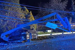 Stanisławowo: Pijany 17-latek zakończył jazdę na słupie. Nie miał prawa jazdy