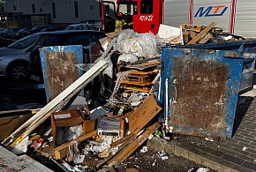 Poranny pożar w Legionowie. W pobliżu Carrefoura palił się kon...