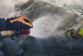 Legionowo: Pożar jaguara przy Wyszyńskiego. Ogień pojawił się pod maską pojazdu