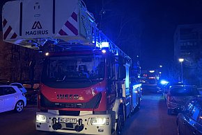 Legionowo: Ogień w 11-piętrowym bloku. Interweniowały trzy zastępy strażaków