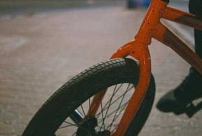 Pechowy finał rowerowej przejażdżki w Chotomowie. Interweniowała straż