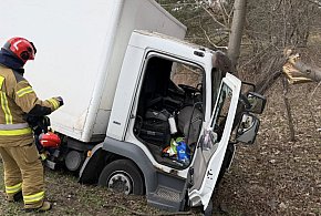 Kolizja w Nieporęcie. Na DW631 ciężarówka uderzyła w drzewa