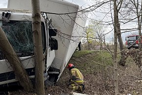 To zły stan opony był przyczyną kolizji. Kierowca DAF-a ukarany wysokim...