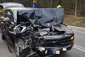 Nieporęt: Na DW631 dostawcze iveco zderzyło się z porsche