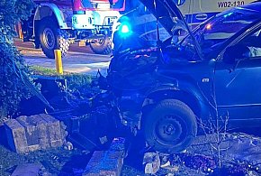 Janówek Pierwszy: Audi staranowało ogrodzenie. Kierowca uciekł