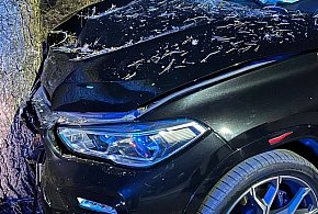 Komornica: Chciał ominąć sarnę, rozbił BMW na drzewie