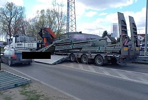 Po gwałtownym hamowaniu z ciężarówki spadł ładunek. Groźna sytuacja na DW633...