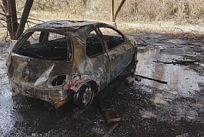 Góra: Pożar samochodu na terenie byłego PGR-u