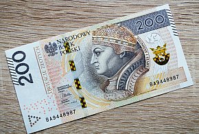 Państwo dopłaca 240 zł. Pieniądze właśnie trafiają na konta Polaków