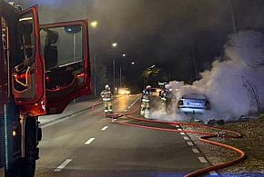 Komornica: Pożar samochodu przy Wspólnej. Skoda spłonęła niemal doszczętnie