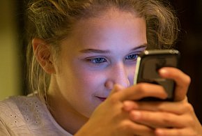 Nie tylko smartfony. Polacy chcą też ograniczeń w mediach społecznościowych...