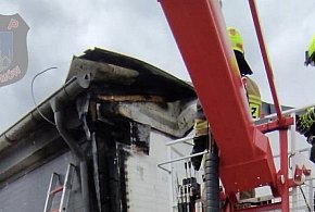 Olszewnica Nowa: Pożar hali magazynowej. W akcji 8 zastępów straży pożarnej