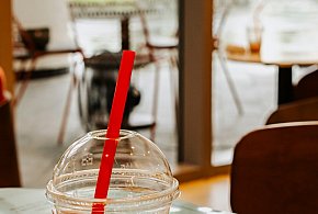 Plastikowe słomki wciąż w użyciu. Wykorzystują lukę w przepisach