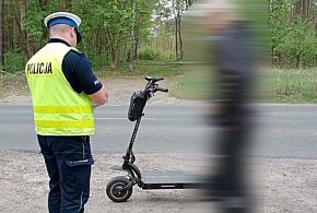 Pijany 16-latek na hulajnodze. Wpadł, bo przekroczył podwójną ciągłą