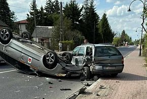 Nieporęt: Uderzył w zaparkowanego fiata i dachował. 79-latek ukarany mandatem