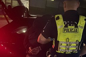 Jabłonna: Uderzył w krawężnik i urwał koło. Kierujący skodą był pijany...