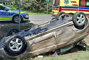 Gmina Serock: Wymuszenie pierwszeństwa na DK62. Mercedes dachował w rowie