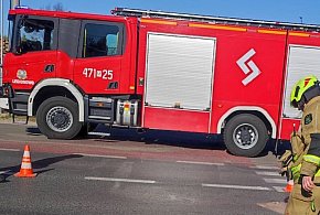 Kolizja na ul. Miłej w Serocku. Zderzyły się bus i samochód osobowy