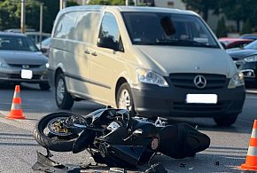 Chotomów: Kolizja osobówki i motocykla na Partyzantów