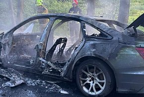 Pożar osobówki w Stanisławowie Pierwszym. Auto spłonęło doszczętnie