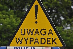 Groźna kolizja w Zegrzu Południowym. Samochód zjechał z wysokiego nasypu