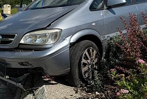 Chotomów: Opel zawisł na rondzie. Kierowca miał ponad 2,5 promila