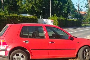 Chotomów: Volkswagen uderzył w słup telekomunikacyjny