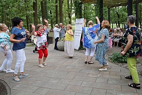 „Gorączka sobotniej nocy” w Legionowie. Pierwsza potańcówka w Parku Zdrowia...