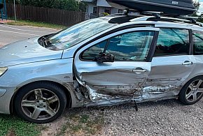 Stanisławów Drugi: Zderzenie peugeota z hybrydową toyotą. System eCall wezwał...
