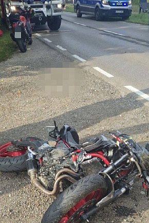 Motocyklistka potrącona po zderzeniu z osobówką-2697
