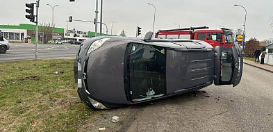 Jabłonna: Zderzenie dwóch osobówek koło Lidla. Jedno z aut przewróciło się...-143448