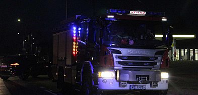 Olszewnica Nowa: Citroen uderzył w drzewo. Jedna osoba w szpitalu-143455